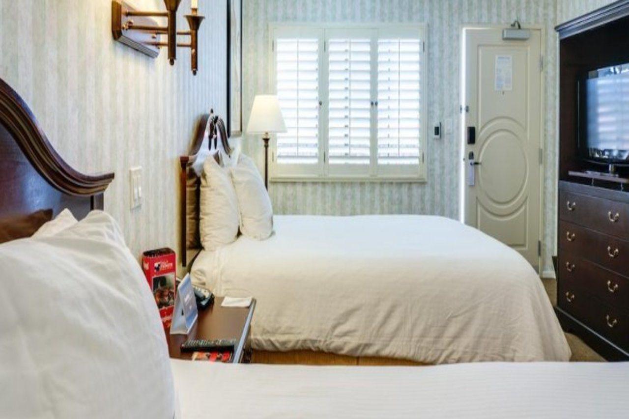 Carousel Inn And Suites Anaheim Bagian luar foto