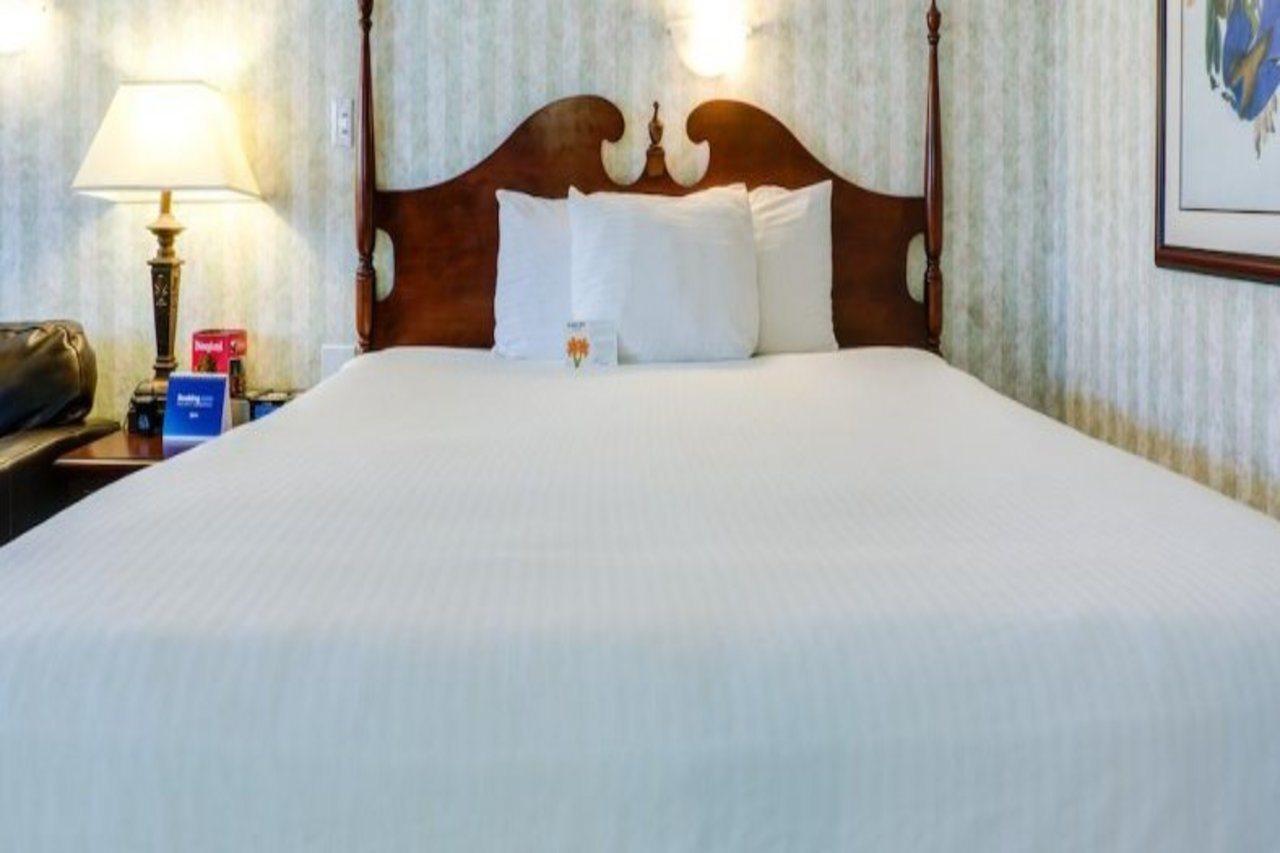 Carousel Inn And Suites Anaheim Bagian luar foto