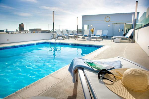 Carousel Inn And Suites Anaheim Bagian luar foto