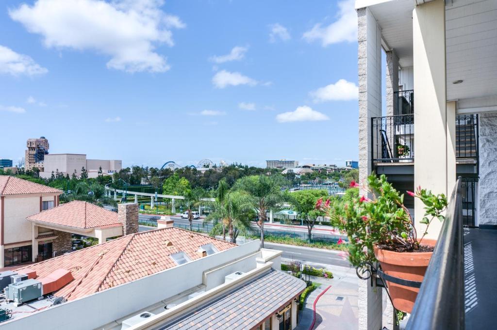 Carousel Inn And Suites Anaheim Bagian luar foto