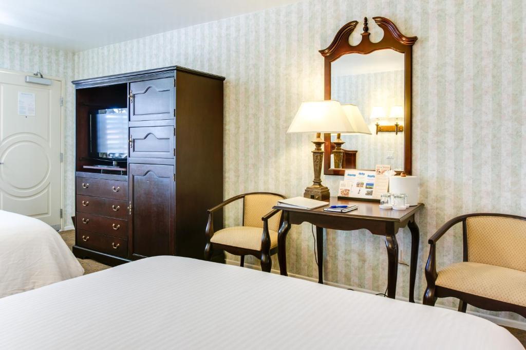 Carousel Inn And Suites Anaheim Bagian luar foto