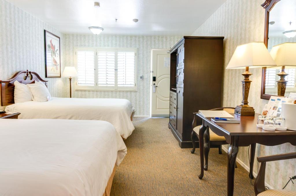 Carousel Inn And Suites Anaheim Bagian luar foto