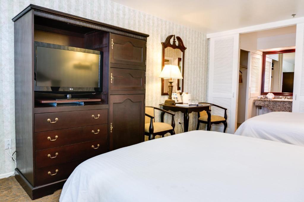 Carousel Inn And Suites Anaheim Bagian luar foto