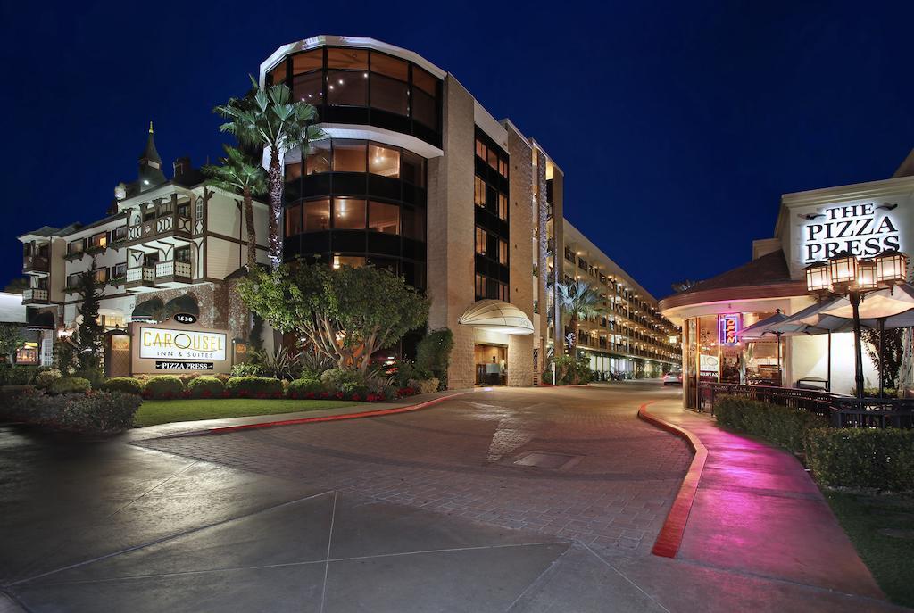 Carousel Inn And Suites Anaheim Bagian luar foto